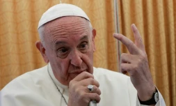 Le pape François répond à des journalistes dans l'avion qui le ramène d'Égypte, le 29 avril 2017