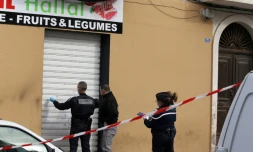 Des policiers constatent des impactes de balles sur la devanture d'un magasin d'alimentation Hallal à Propriano en Corse, le 3 février 2016