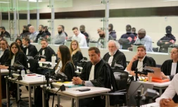 Les accusés sont assis dans un box vitré, derriÚre leur avocat, dans la salle d'audience, pendant l'annonce du verdict du procÚs de l'attentat terroriste de Bruxelles, au Palais de justice de Bruxelles, le 25 juillet 2023