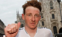 Le Britannique Tao Geoghegan Hart (Ineos) vainqueur du Tour d'Italie, le 25 octobre 2020 à Milan