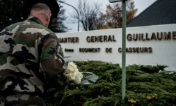 Un soldat rend hommage aux soldats morts au Mali, devant la caserne du 4e régiment de chasseurs à Gap, auquel appartenaient quatre des victimes, le 27 novembre 2019