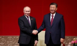 Photo diffusée par l'agence de presse russe Sputnik du président russe Vladimir Poutine et le président chinois Xi Jinping à Pékin le 16 mai 2024