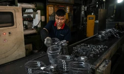 Un employé travaille sur une ligne de production de l'usine Wosen, un fabricant d'éclairages LED, le 17 avril 2025 à Zhongshan, dans la province du Guangdong, dans le sud de la Chine