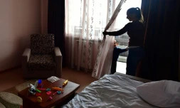 Anna Demkina dans une chambre d'hĂŽtel avec l'un de ses enfants, le 11 janvier 2024 Ă Belgorod, en Russie