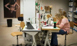 Dans l'atelier de confection de lingerie de la marque Simone Pérèle à Clichy près de Paris, le 20 décembre 2018