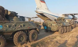 Photo fournie par l'armée russe de tanks russés stationnés près de l'aéroport de Erevan, le 10 novembre 2020