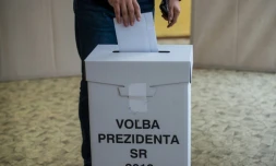 Une personne dépose son bulletin de vote lors de l'élection présidentielle, le 16 mars 2019 à Bratislava, en Slovaquie