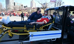 Une personne allongée sur un brancard aprÚs des tirs lors de la parade du Super Bowl à Kansas City, le 14 février 2024