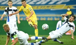 L'attaquant ukrainien Aluisio Moraes tente une frappe devant la défense regroupée de la Finlande au match aller à Kiev, le 28 mars 2021 