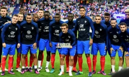 Antoine Griezmann avec son trophée de joueur de l'Euro-2016, avant un match contre la Bulgarie le 7 octobre 2016 au Stade de France