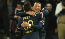 L'attaquant du Paris Saint-Germain, Kylian Mbappé, remercie l'attaquant argentin Lionel Messi pour sa passe décisive, aprÚs avoir marqué son 2e but à domicile face à Monaco, en clÎture de la 18e journée de Ligue 1, le 12 décembre 2021 au Parc des Princes