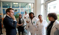 Le président Macron dans un Ehpad parisien le 6 mars 2020