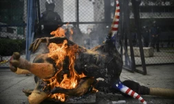 Des paysans mexicains brûlent un Alebrije, statue en bois traditionnelle, à l'effigie de DOnad Trump devant l'ambassade des Etats-Unis à Mexico, le 31 janvier 2017