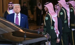Le prince héritier saoudien Mohammed ben Salmane (g) regarde le président américain Donald Trump partir après une réunion bilatérale à Ryad, le 13 mai 2025