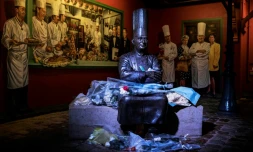 Des fleurs déposées au pied de la statue de Paul Bocuse dans sa célèbre auberge de Collonges-au-Mont-d'Or, dans le Rhône, le 20 janvier 2018