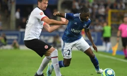 L'attaquant ivoirien de Strasbourg Kevin Zohi (d) à la lutte avec le défenseur israélien capitaine de l'Eintracht Francfort David Abraham, en barrage aller de la Ligue Europa, le 22 août 2019 au stade de la Meinau à Strasbourg   