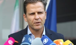 Le sélectionneur de l'Allemagne  Oliver Bierhoff lors d'un point presse à son arrivée à l'aéroport de Francfort, le 28 juin 2018