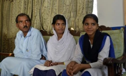 Ashiq Masih, le mari d'Asia Bibi, et ses filles Esha  et Esham,  le 31 octobre 2014 à Lahore 