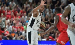 Le joueur de Villeurbanne Demarcus Nelson (c) lors de la victoire en finale du championnat de France de basket le 25 juin 2019