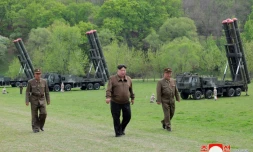 Cette photo prise le 22 avril 2024 et diffusée le lendemain montre le dirigeant nord-coréen Kim Jong Un (c) observant un exercice militaire simulant "une contre-attaque nucléaire", dans un lieu non divulgué en Corée du Nord