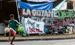 Un enfant jouant dans les rues de Kourou en Guyane, le 3 avril 2017