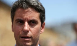 Le candidat à la présidentielle et patron de Renaissance Gabriel Attal lors d'une visite à Landerneau, dans l'ouest de la France, le 23 juillet 2026