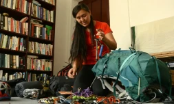 L'alpiniste népalaise Pasang Lhamu Sherpa Akita prépare son équipement à Katmandou, le 14 avril 2016