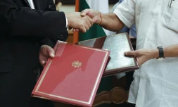 Echange de documents entre le ministre français de la Défense Jean Yves le Drian et son homologue indien Manohar Parrikar aprÚs la signature du contrat de vente de Rafale, le 23 septembre 2016 à New Delhi