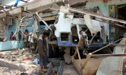 Un bus détruit par une frappe attribuée à la coalition militaire dirigée par les Saoudiens, le 10 août 2018 à Dahyan, au Yémen