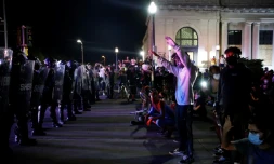 Des manifestants face à la police devant le tribunal de Kenosha (Wisconsin), le 25 août 2020 pour dénoncer les violences policiÚres