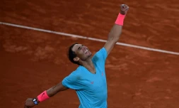 L'Espagnol Rafael Nadal jubile après sa victoire sur le Serbe Novak Djokovic en finale de Roland-Garros, le 11 octobre 2020