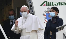 Le pape François embarque à bord d'un avion à destination de l'Irak, le 5 mars 2021 à Rome
