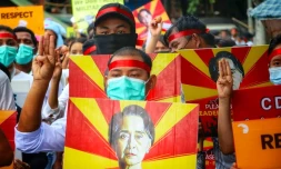 Photo prise et diffusée le 4 avril 2021 par une source anonyme via Facebook de manifestants tenant le portrait d'Aung San Suu Kiy lors d'un rassemblement à Rangoun contre le coup d'Etat militaire en Birmanie