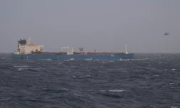 Photo diffusée par l'état-major français des armées, le 22 janvier 2026, montrant des hélicoptères au-dessus d'un pétrolier en mer Méditerranée