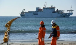 Installation d'un câble sous-marin à très grande vitesse "SEA-ME-WE 5" reliant Singapour à la France, le 1er mars 2016 devant le câblier "Teliri" à La Seyne-sur-Mer