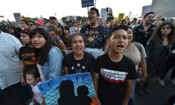 Des manifestants contre la séparation des enfants de leurs parents sans-papiers le 14 juin 2018 à Los Angeles