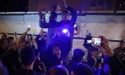 Des Palestiniens célèbrent à Khan Younès dans le sud de la bande de Gaza l'annonce d'un cessez-le-feu entre Israël et le Hamas, le 15 janvier 2025 ( AFP / BASHAR TALEB )