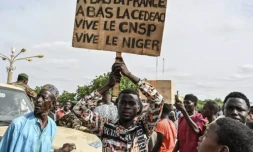 Un partisan du Conseil national pour la sauvegarde de la patrie (CNSP) du Niger tient une pancarte lors d'une manifestation devant le Stade Général Seyni Kountche à Niamey, au Niger, le 6 août 2023 ( AFP / - )