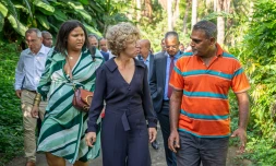 Marie Guévenoux à la rencontre d'un agriculteur sinistré de Belal