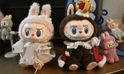 Cette photo prise le 18 juin 2025 montre les personnages Mokoko (à gauche) et Labubu dans une salle d'exposition du parc d'attractions "Pop Land" de Pop Mart à Pékin ( AFP / Pedro PARDO )