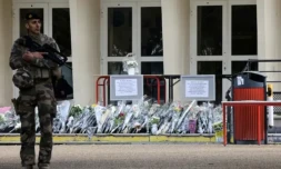 Un militaire monte la garde devant la cité scolaire Gambetta-Carnot à Arras, le 16 octobre 2023 ( AFP / Denis Charlet )