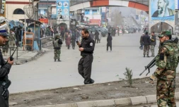 Des forces afghanes bloquent une route près du site de l'attaque qui a fait au moins 27 morts, le 6 mars 2020 à Kaboul