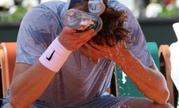 Jannik Sinner, N.1 mondial, pendant un changement de côté au 2e tour de Roland-Garros le 28 mai 2026 à Paris