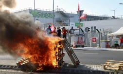 Le Port : un gréviste de la centrale EDF enchaîné au site en signe de protestation