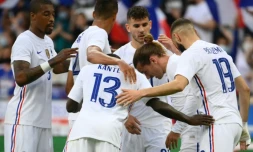 L'attaquant Antoine Griezmann (2e d), félicité par ses coéquipiers après avoir ouvert le score contre la Bulgarie, lors de leur match amical, le 8 juin 2021 au Stade de France à Saint-Denis, en guise de préparation pour l'Euro 2020
