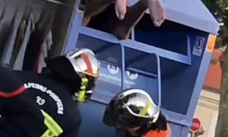 Gironde : un homme se retrouve coincé dans une benne à vêtements