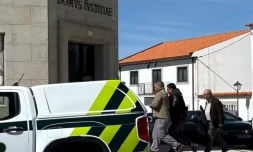 La police escorte l'ex-policier français Cedric Prizzon (g), soupçonné de double homicide et d'enlèvement, jusqu'au palais de justice de Vila Nova de Foz Coa, Guarda, dans le nord-est du Portugal, le 26 mars 2026 ( AFP / Levi FERNANDES )