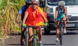 Valentin, autiste, a réussi son pari : faire le tour de l'île à vélo