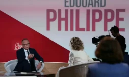 Edouard Philippe, candidat Horizons à la présidentielle, sur le plateau de l'émission politique "L'Heure de vérité" de France 2, le 8 octobre 2026 à Paris ( AFP / Dimitar DILKOFF )
