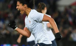 Les Françaises heureuses après l'ouverture du score par Valérie Gauvin (N.13) contre le Brésil au Havre, le 23 juin 2019
